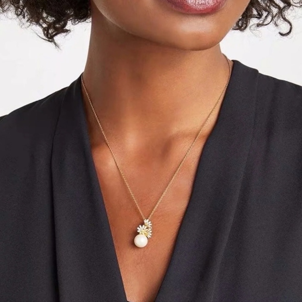 KATE SPADE • Gold Loves Me Not Pearl Daisy Flower Necklace - Picture 2 of 5
